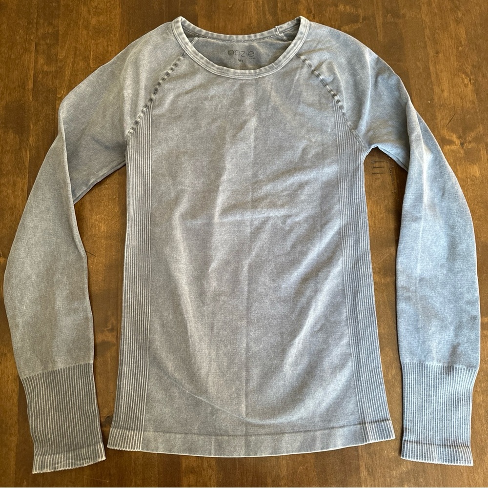 Onzie Top M/L Yoga Athletic Gray Stone Sporty Performance Wear Tech Womens